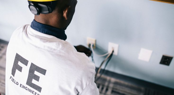 Elektriker im Neubau: Wann er beim Fensterbau nötig ist